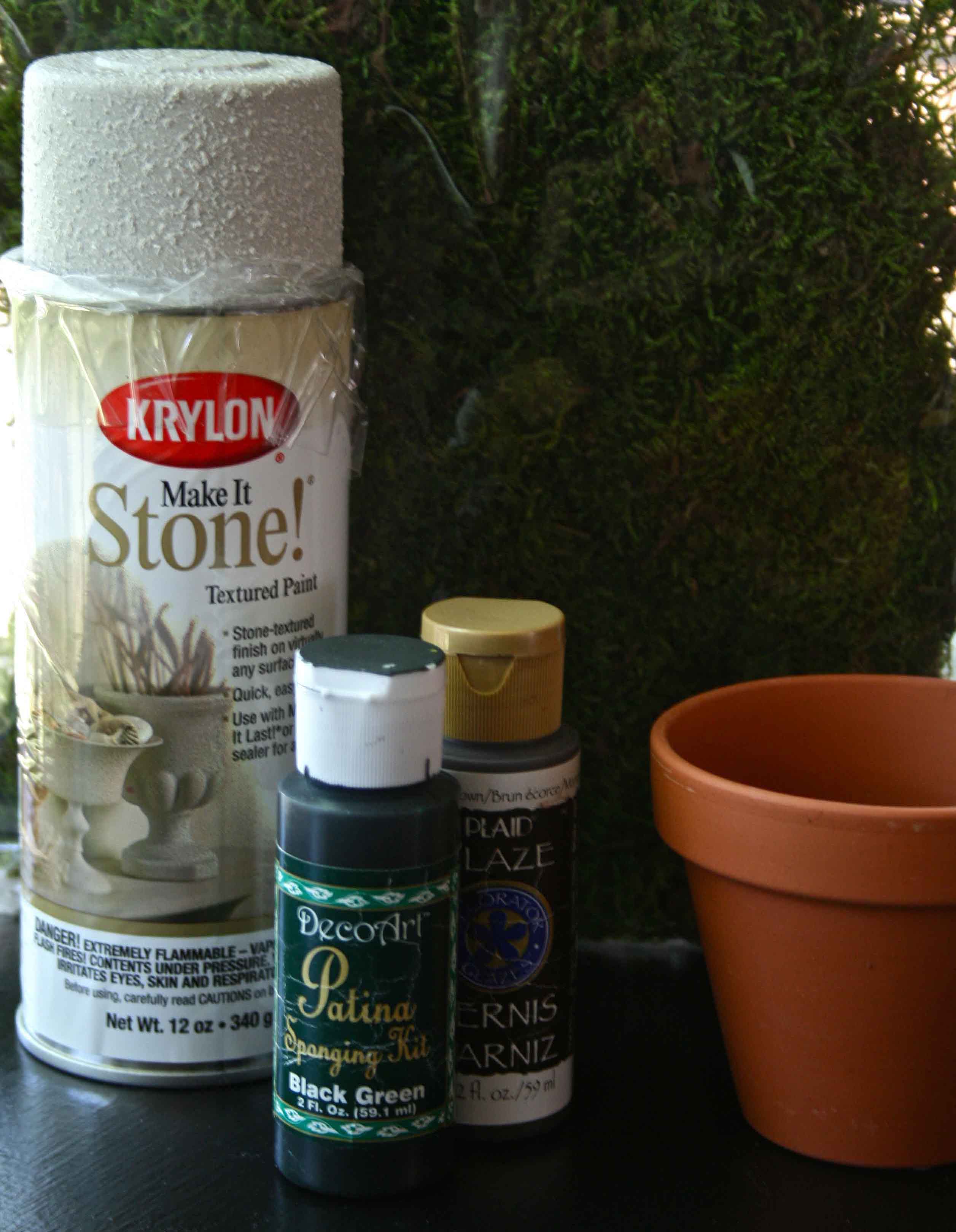 Para dar el aspecto glacial y navideño a las macetas hay que crear una pátina. Usa los productos que ves en la imagen. Protege el suelo con cartón y mantén abiertas las ventanas para asegurar cierta ventilación.