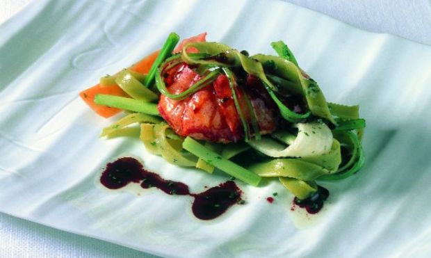 pasta-con-bogavante-verduras-y-salsa-de-vino-tinto