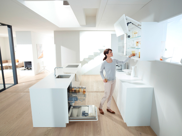 Simplemente pivotando el cuerpo en otro sentido y sin mover sus pies accede a la zona de cristalería.