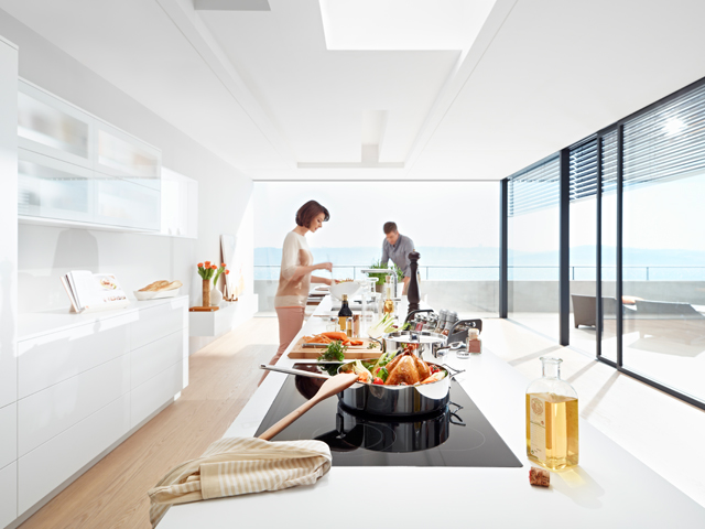 Aquí puedes ver perfectamente cómo se usan cada una de las zonas. Vas dejando atrás las zonas de trabajo y te vas desplazando hacia la otra parte de la cocina.