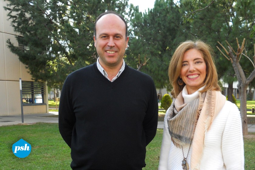 José Manuel y Pía en el jardín de la Universidad.