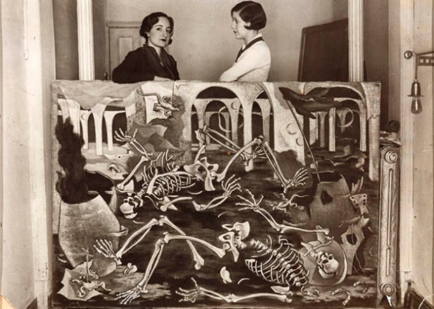Maruja Mallo con Josefina Carabias, apoyada sobre su óleo ‘Antro de fósiles’, 1931