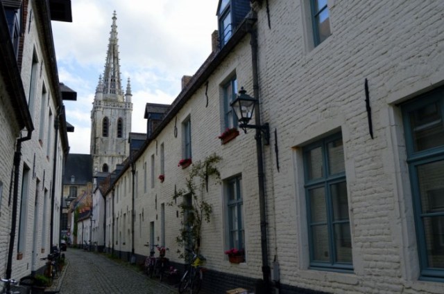 Al fondo se ve la torre de Santa Gertrudis. Las casitas blancas es donde vivían las beatas.