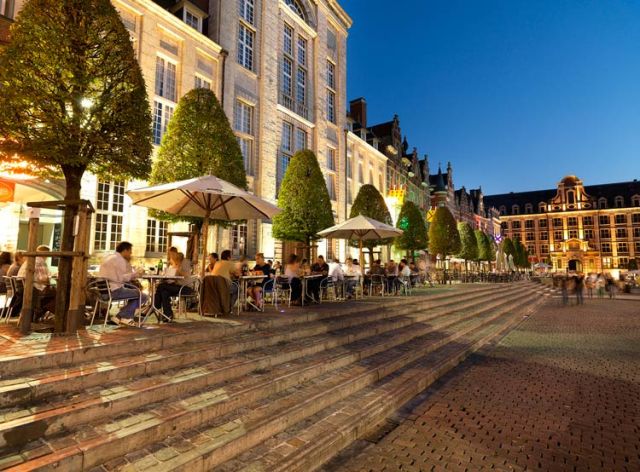 Oude Markt por la noche. hola.com