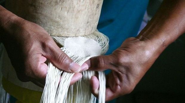 El sombrero comienza a tomar forma desde la copa.