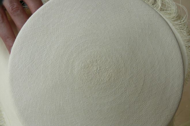 Mientras más fina sea la paja utilizada para tejer el sombrero, más complicado es el trabajo. bbc.com.uk