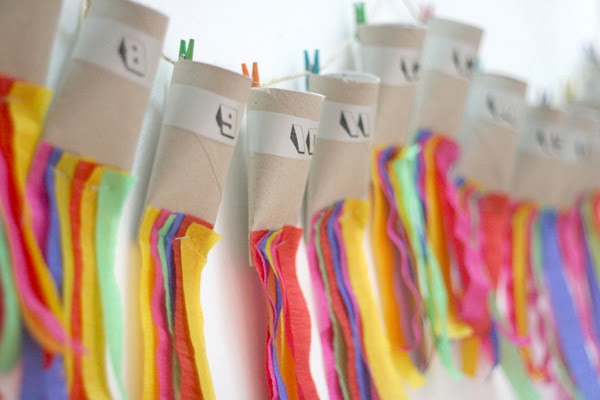 Con rollos de papel higiénico y tiras de papel pinocho. Añade una cuerda.(laloleblog.com)