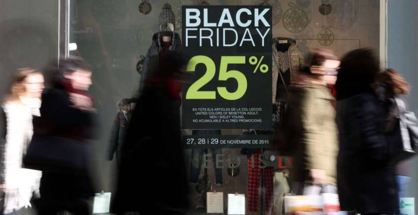 Un cartel anuncia descuentos del 25% por el 'Black Friday', en una foto de 2015. ALBERT GARCÍA