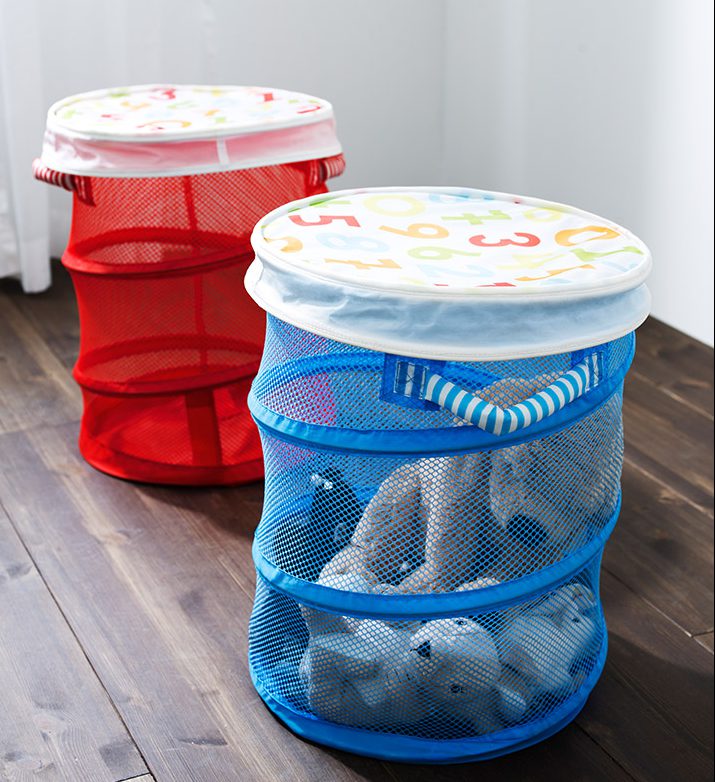 Estas espirales de malla son perfectas para tener organizados los balones y los juguetes. Foto: laescueladedecoracion.