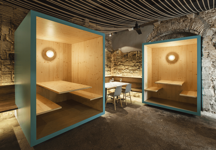 Esta es la parte que menos me ha gustado. ¿Qué puede llevar a un arquitecto a encerrar un espacio dentro de otro espacio? Provocar esa sensación innecesariamente y "techar" lo ya-techado me reduce claustrofóvicamente a rechazar la idea. Una lástima... el resto me resulta impecable.