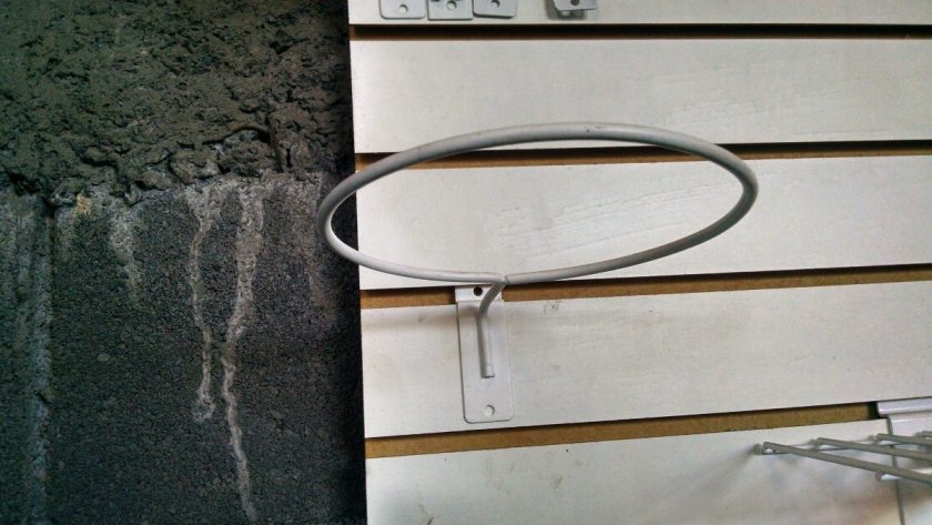 El gancho de toda la vida. Este o similar pueden colgarse dentro como en el garaje.