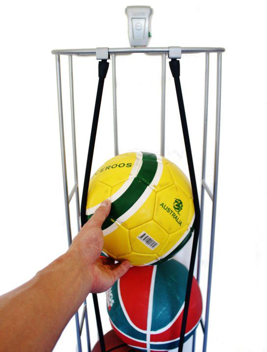 Sistema de organizar los balones colgado a la pared. Puedes tener tantos como quieras.