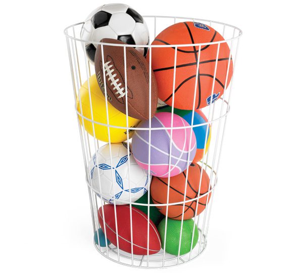 Una cesta para organizar los balones dentro de casa.