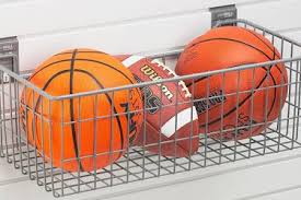 Una sencilla cesta colgada sirve para organizar los balones.