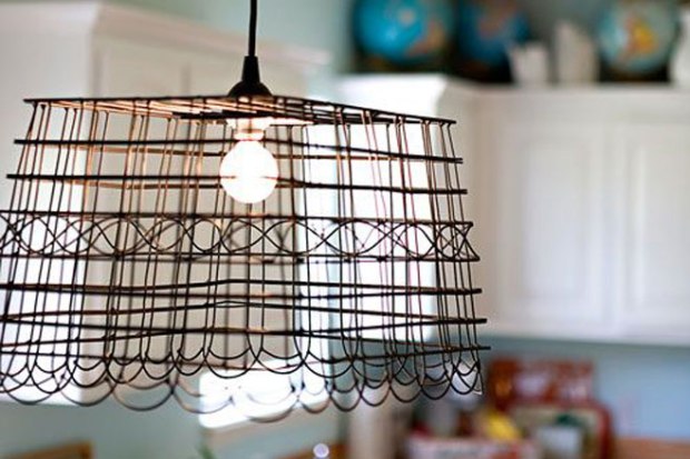 Esta lámpara proyecta líneas sobre las paredes que dan vitalidad a las estancias.