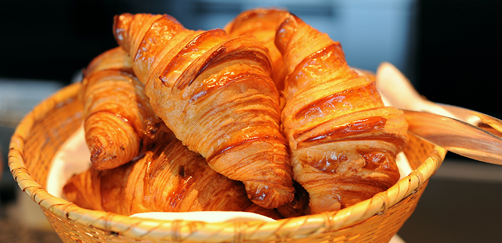 Croissant de mantequilla hojaldrado estilo francés.