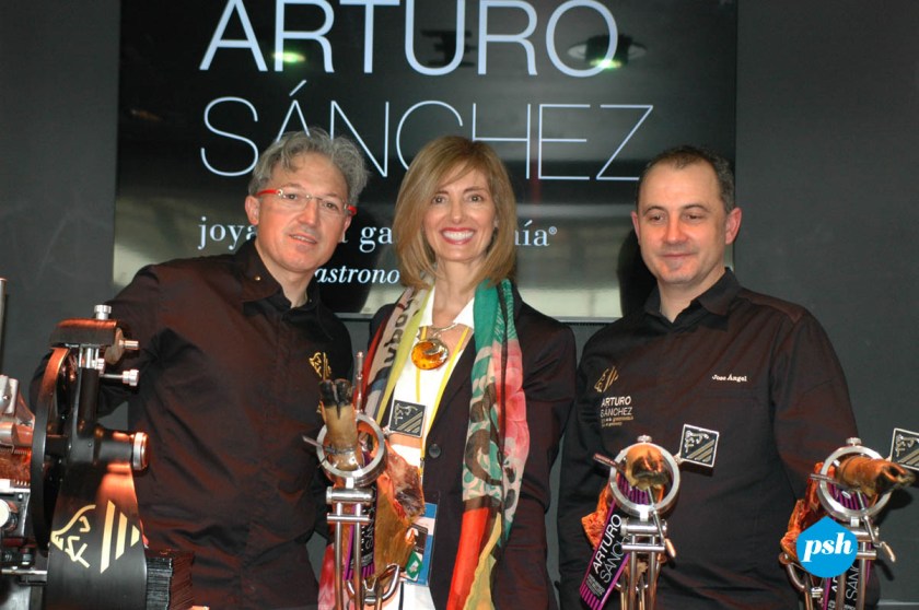 Pía con los integrantes del stand de Arturo Sánchez en Madrid 
