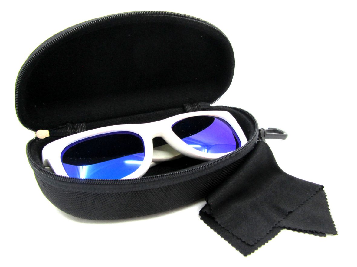 Un bolso organizado es el que lleva las gafas en su funda. Foto: moscanegra.com