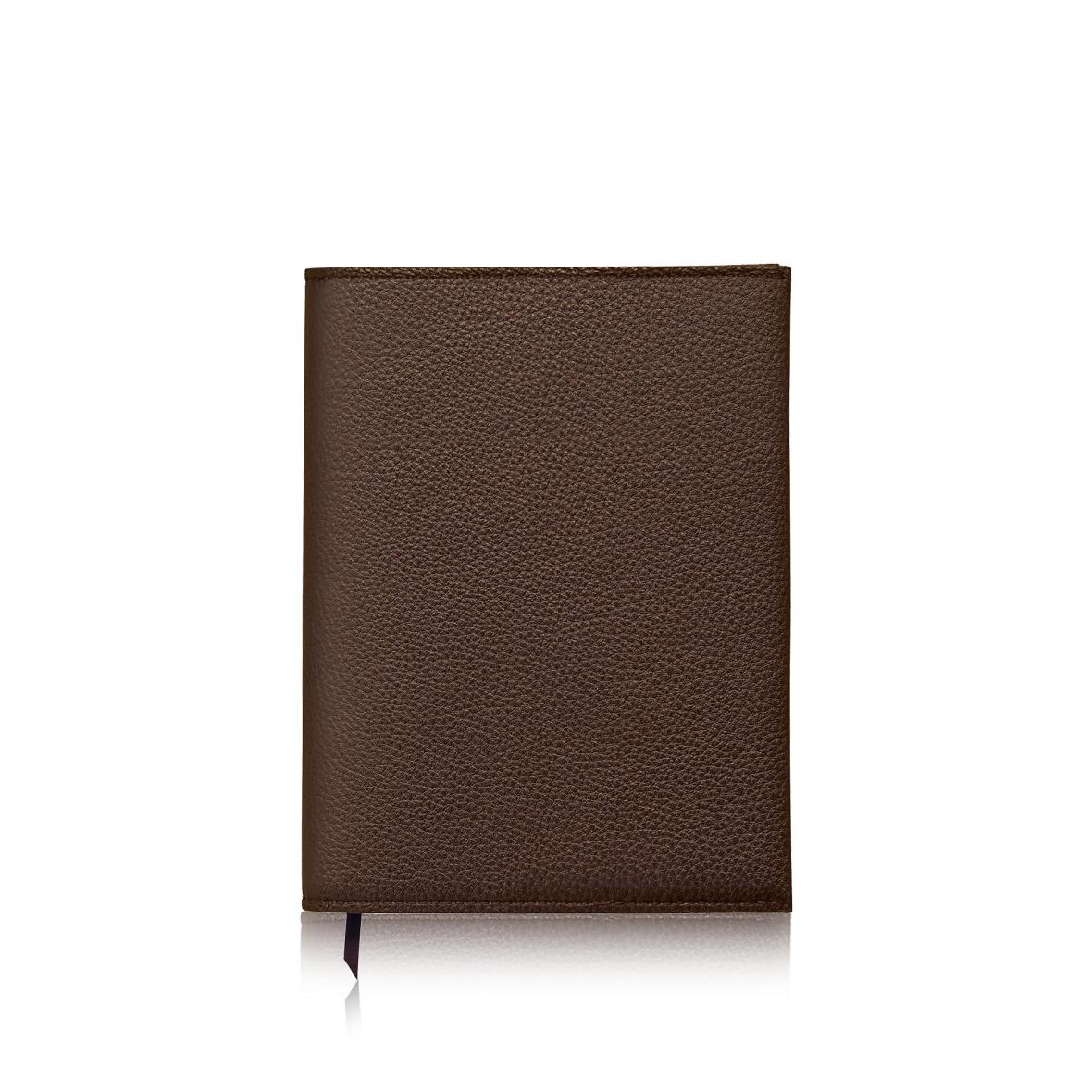 En un bolso organizado no puede falta una agenda. Los lápices y rotuladores siempre a parte y bien cerrados.