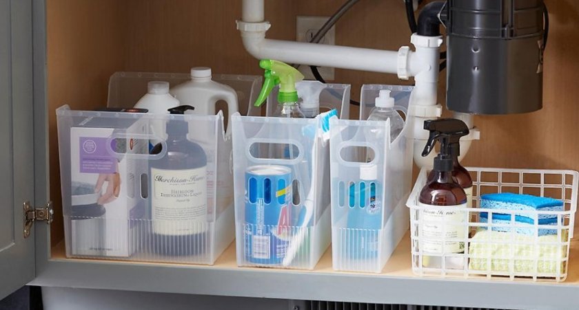 OPtimiza los espacio de debajo del fregadero para productos de limpieza de la vajilla.