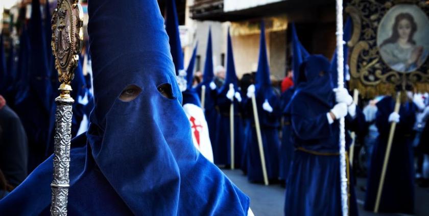 Las túnicas de nazareno y cobrades: manchas y cuidados. Foto:hotel